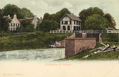 13301 Gezicht op de bebouwing van Grebbe (gemeente Rhenen) uit het zuidoosten; met op de voorgrond de Grebbesluis en ...